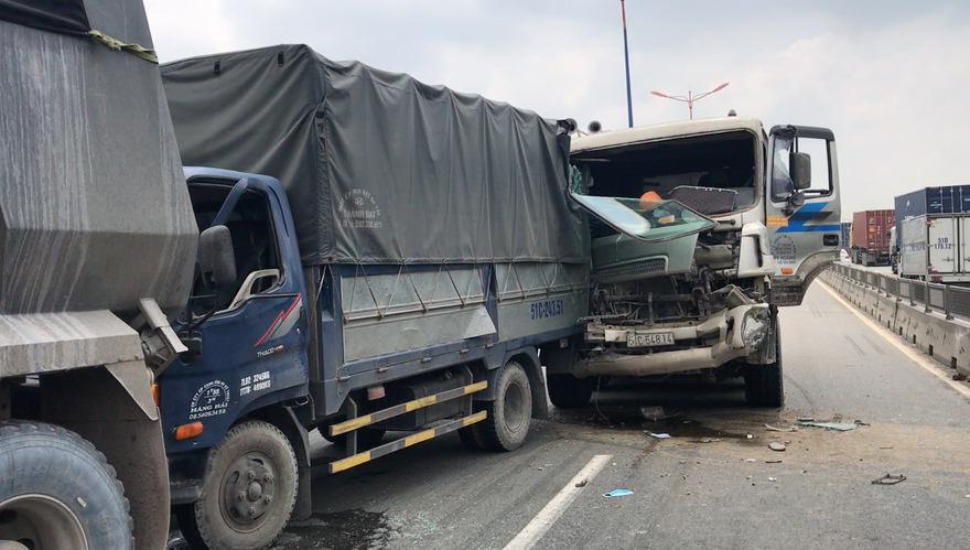 Tai nạn liên hoàn trên cầu vượt Thủ Đức, giao thông hỗn loạn