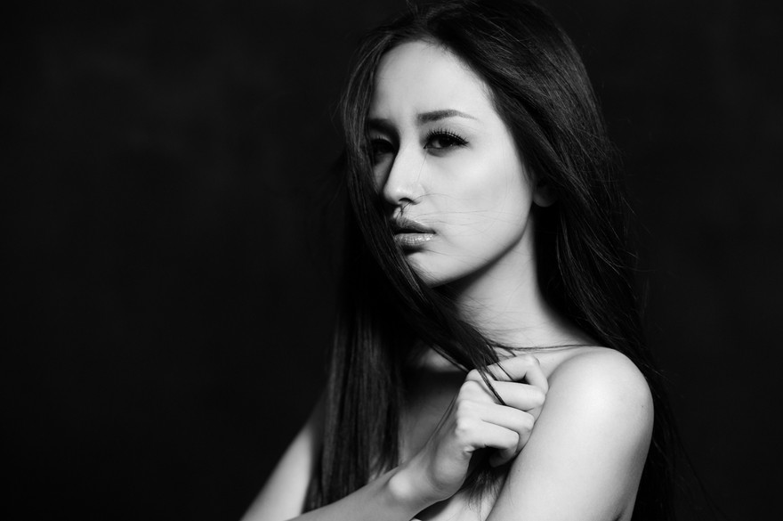 Mai Phương Thúy buồn man mác trong bộ ảnh đen trắng