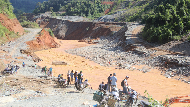 Tìm kiếm nạn nhân bị mất tích sau sự cố vỡ van hầm dẫn thủy điện Sông Bung 2. Ảnh H. Văn