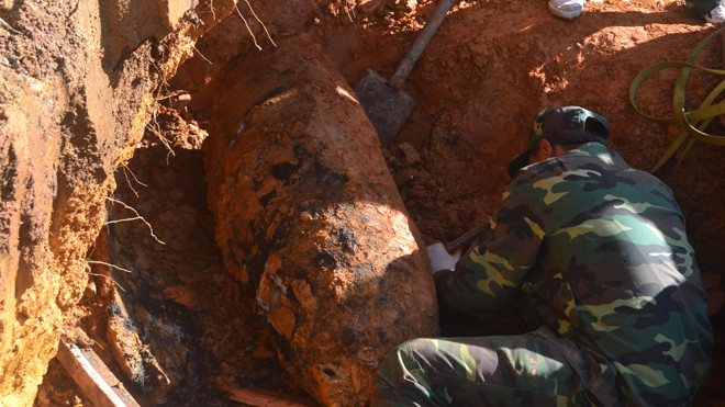 Công binh thao tác dưới hố bom