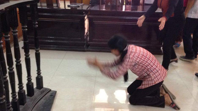  Vợ bị cáo chắp tay vái lạy cảm ơn HĐXX phiên phúc thẩm (ảnh 1). 