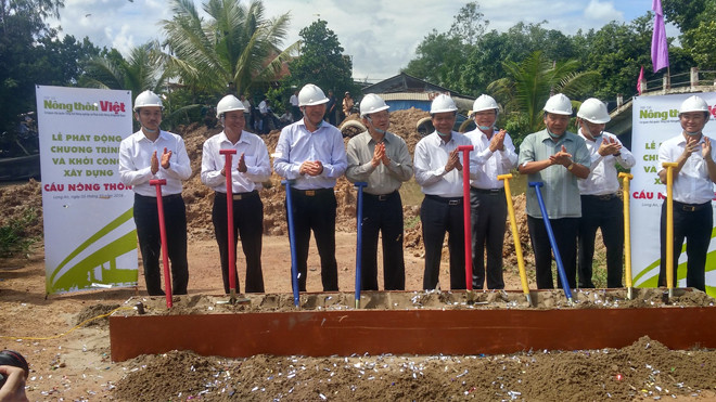 Nguyên Chủ tịch nước Trương Tấn Sang và các đơn vị làm lễ khởi công cây cầ nông thôn đầu tiên ở Long An.