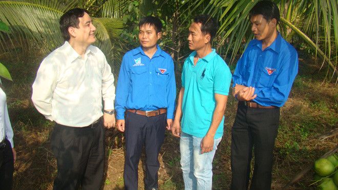 Anh Nguyễn Đắc Vinh thăm mô hình sản của anh Trần Quốc Bảo.