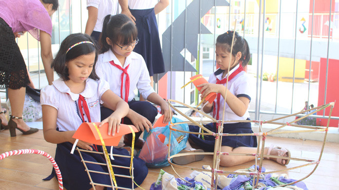 Ngày hội “Làm đèn lồng Trung thu” thu hút sự tham gia của 500 em học sinh. Những chiếc đèn lồng thành phẩm sẽ được trao tặng cho trẻ em có hoàn cảnh khó khăn