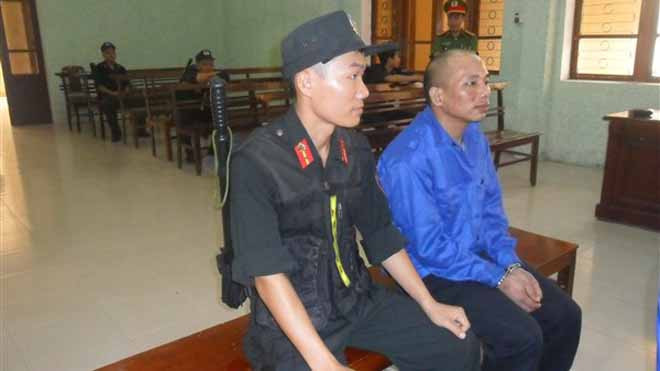 Đối tượng Sầu (bìa phải) ra trước vòng móng ngựa, lĩnh án *ảnh: P.O