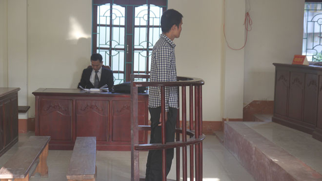  Bị cáo Nguyễn Huy Thao trước vòng móng ngựa.