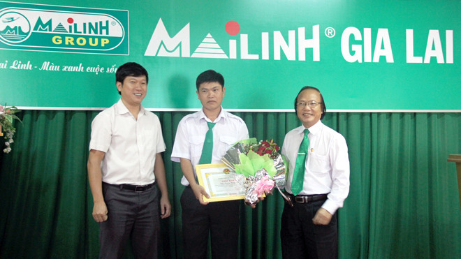 Lãnh đạo Sở GTVT Gia Lai khen thưởng anh Hào