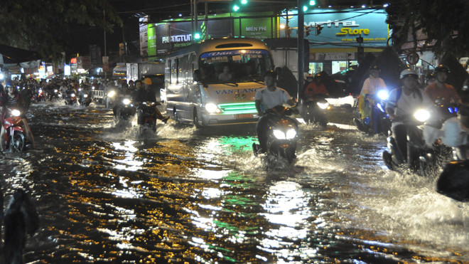 Đường phố Cần Thơ biến “thành sông” sau mưa lớn