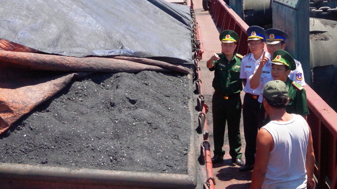  Tổ công tác tiến hành kiểm tra hàng hóa có dấu hiệu nghi vấn trên tàu Vạn Xuân 08