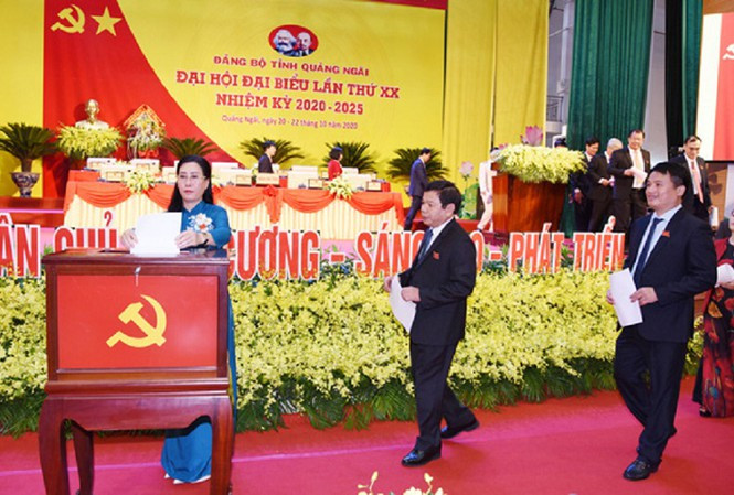 Ủy viên dự khuyết Trung ương Đảng, Bí thư Tỉnh ủy, Chủ tịch HĐND tỉnh Bùi Thị Quỳnh Vân bỏ phiếu bầu Ban Chấp hành Đảng bộ tỉnh khóa XX. Ảnh: PV