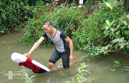 Sát thủ gây thảm án 4 người trong một gia đình ở Bát Xát, Lào Cai thực nghiệm lại vụ án. Ảnh: Thanh Tuấn