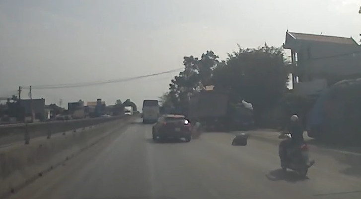 Tài xế Huyndai Kona có dấu hiệu say rượu bất ngờ tông vào hai người đi xe máy rồi bỏ chạy