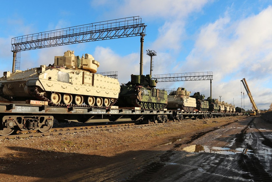 Radio Thế giới 24h: Xe tăng hạng nặng dồn dập đổ về Estonia 