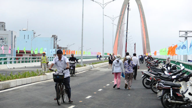 Cầu vượt ngã ba Huế trong ngày khánh thành. Ảnh: Thanh Trần. 