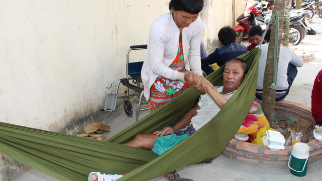 Bà Thu bên cạnh chồng đang nằm võng