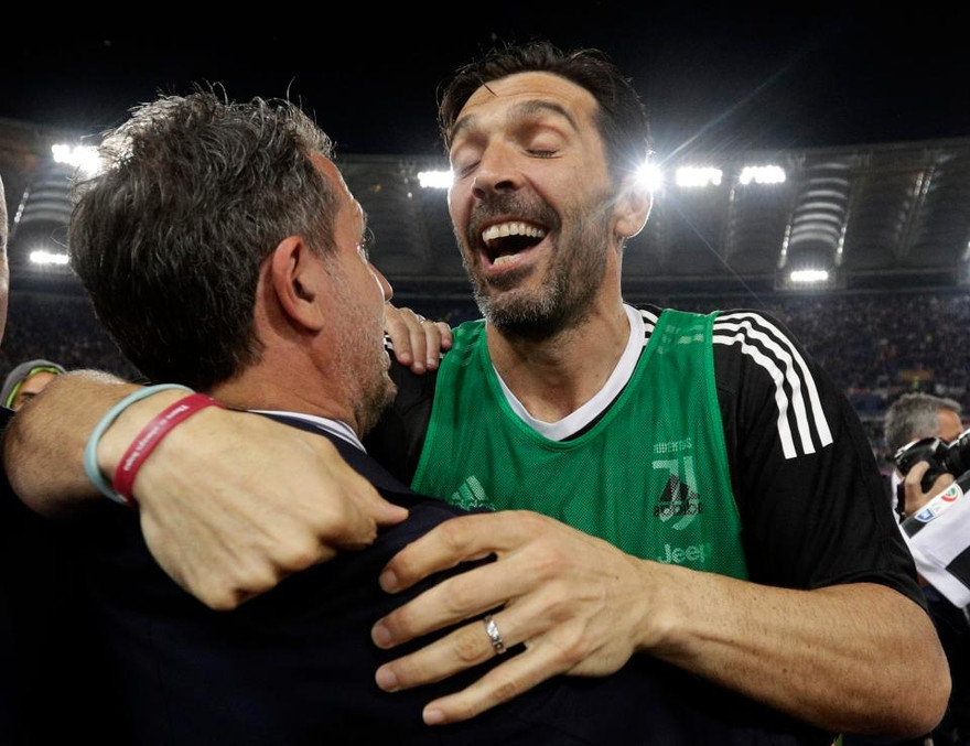 Thủ môn huyền thoại Buffon chính thức rời Juventus