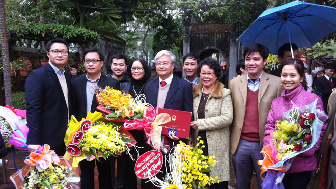 Các tân giáo sư, phó giáo sư bên người thân, bạn bè. Ảnh: Đỗ Hợp