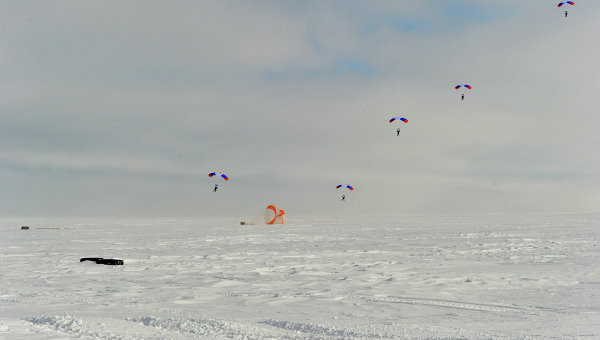 Một cuộc đổ bộ của lính dù Nga ở Bắc Cực. Ảnh: RIA Novosti