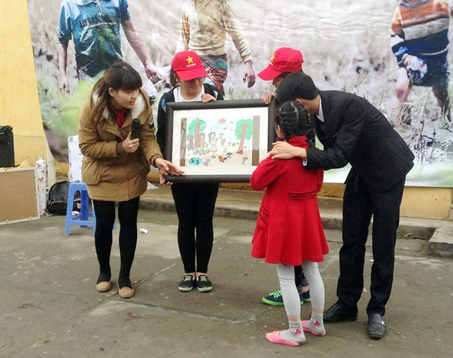 Trẻ tiểu học đi làm thêm, nhận lương như người lớn