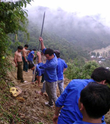 Hàng trăm thanh niên biên giới hăng hái mở đường vào bản