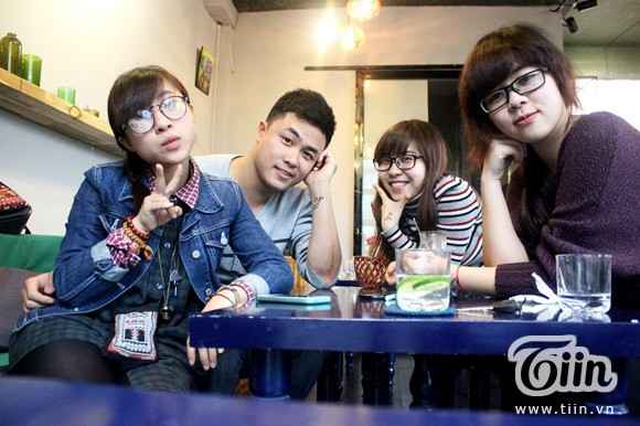 Nữ sinh trường Báo ra kênh radio riêng về cung hoàng đạo