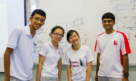 Chi (thứ hai từ phải sang) chụp ảnh cùng các bạn đội tuyển Toán trường NJC. Ảnh: Hexagon