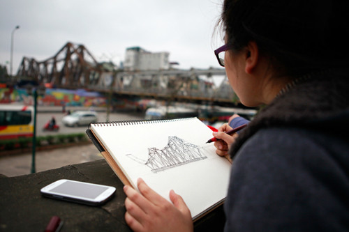 Hàng trăm sinh viên ký họa cầu Long Biên