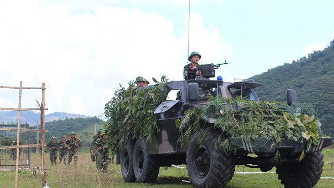 Luyện tập nội dung xe thiết giáp BTR-152 phối hợp bộ binh xung phong vượt cửa mở đánh chiếm đầu cầu 