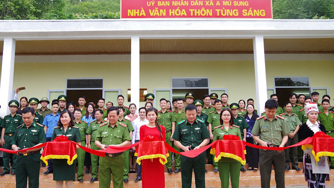 Đại diện lãnh đạo các đơn vị cắt băng khánh thành công trình 