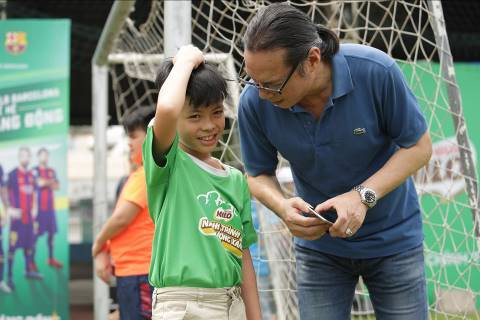 Cùng con trai Trần Bờm chơi bóng, nghệ sỹ Trần Lực hào hứng cho biết bóng đá là một trong những môn thể thao yêu thích của hai cha con. “Mỗi đội bóng có lối chơi và phong cách riêng, nhưng tôi ấn tượng Barcelona nhất”, Trần Lực nói. 