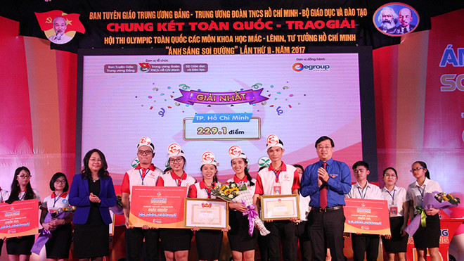 Phó Trưởng ban Tuyên giáo T.Ư Lâm Phương Thanh và Bí thư thứ nhất T.Ư Đoàn Lê Quốc Phong trao giải Nhất cho đội tuyển TPHCM