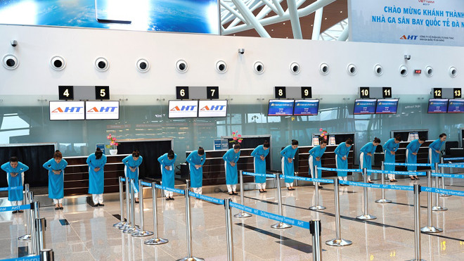 Nhân viên mặt đất của Vietnam Airlines chào mừng khai trương hệ thống dịch vụ tại nhà ga Quốc tế T2 Đà Nẵng 