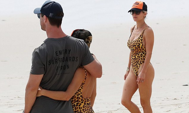 Vợ ‘Thần sấm' Thor gợi cảm, tình tứ với chồng trên biển