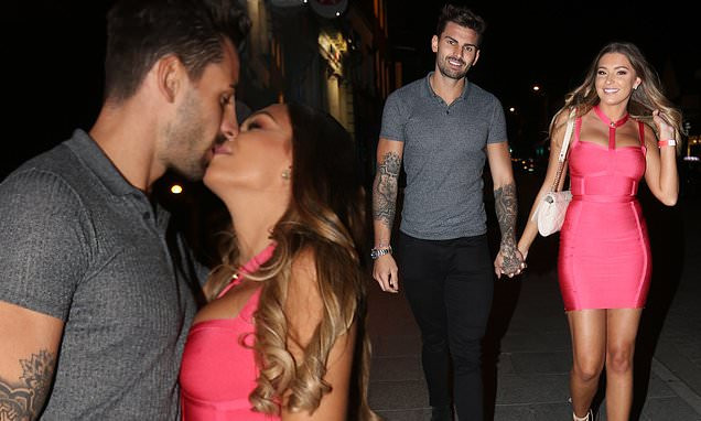 Zara McDermott váy bó sát gợi cảm, tình tứ bạn trai trên phố