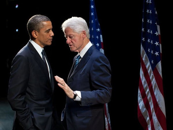 Cựu Tổng thống Mỹ Barack Obama (trái) và cựu Tổng thống Mỹ Bill Clinton. (Nguồn: Digital Trends)