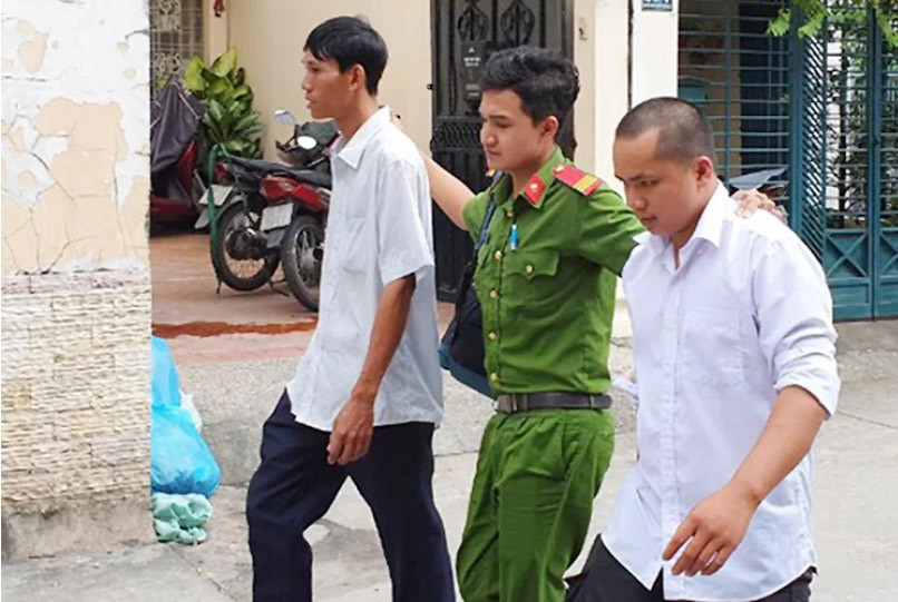 Cảnh sát đưa nhóm bảo vệ chiếm nhà bà Thảo về trụ sở làm việc. Ảnh: Quốc Thắng.