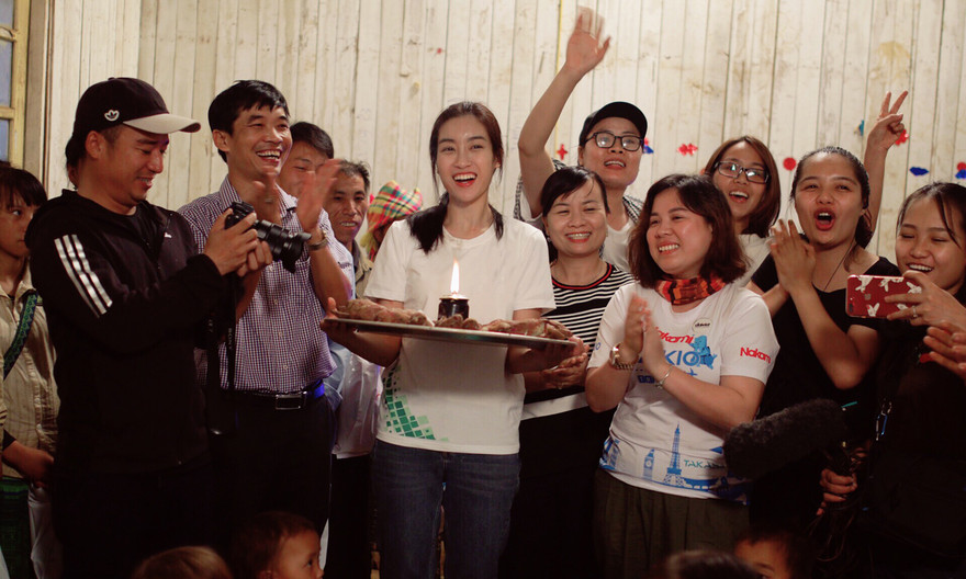 Hoa hậu Mỹ Linh đón sinh nhật đặc biệt với chiếc bánh bằng khoai lang