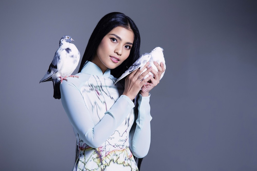 Trương Thị May dịu dàng với áo dài trắng và chim bồ câu biểu tượng cho hòa bình trong ngày lễ Quốc khánh 2/9.