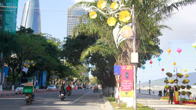 Một số tuyến đường như Bạch Đằng, Trần Phú… sẽ bị cấm dừng đỗ xe, cấm lưu thông trong các ngày tập kết, lắp đặt và trình diễn pháo hoa. Ảnh: Thanh Trần. 