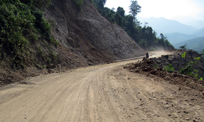 Cung đường vào xã Mỹ Lý, huyện biên giới Kỳ Sơn luôn quanh co, nguy hiểm là nguyên nhân gây ra nhiều vụ tai nạn. Ảnh: Dân Trí.
