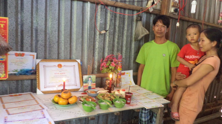 Vợ chồng anh Thanh bên bàn thờ cháu Long