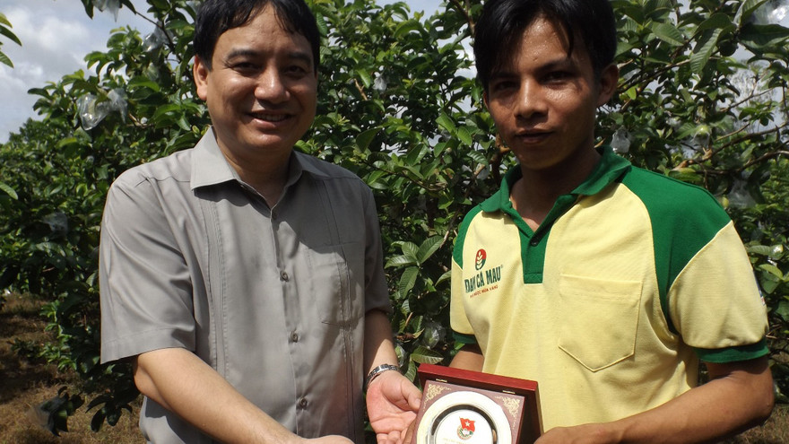  Anh Nguyễn Đắc Vinh tặng biểu trưng cho anh Dũng