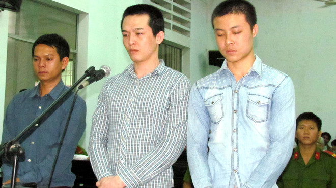 Các bị cáo Tâm, Phát, Khỏe (từ trái qua) nghe Tòa tuyên án