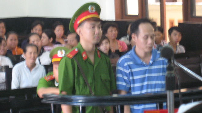  Sát thủ máu lạnh nghe HĐXX tuyên án.