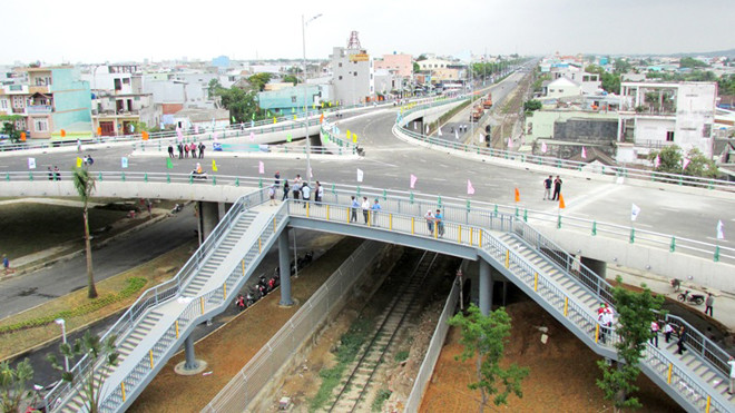 Cận cảnh cây cầu vượt ba tầng đầu tiên ở Việt Nam