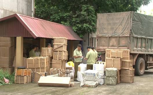 Kiểm tra lô hàng trên 20 tấn không có giấy tờ hợp lệ. Ảnh: Nguyễn Thái.