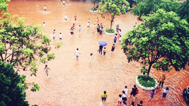 Các em học sinh nháo nhác trông người thân đến đón. Ảnh: Nguyễn Khoa Tùng.