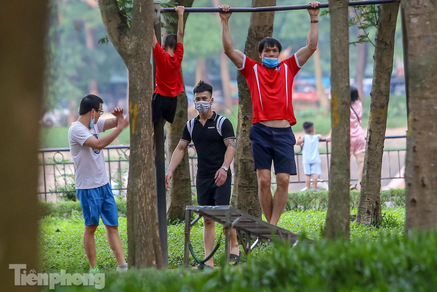 Đông đúc người bơi lội, tập thể dục giữa dịch COVID-19