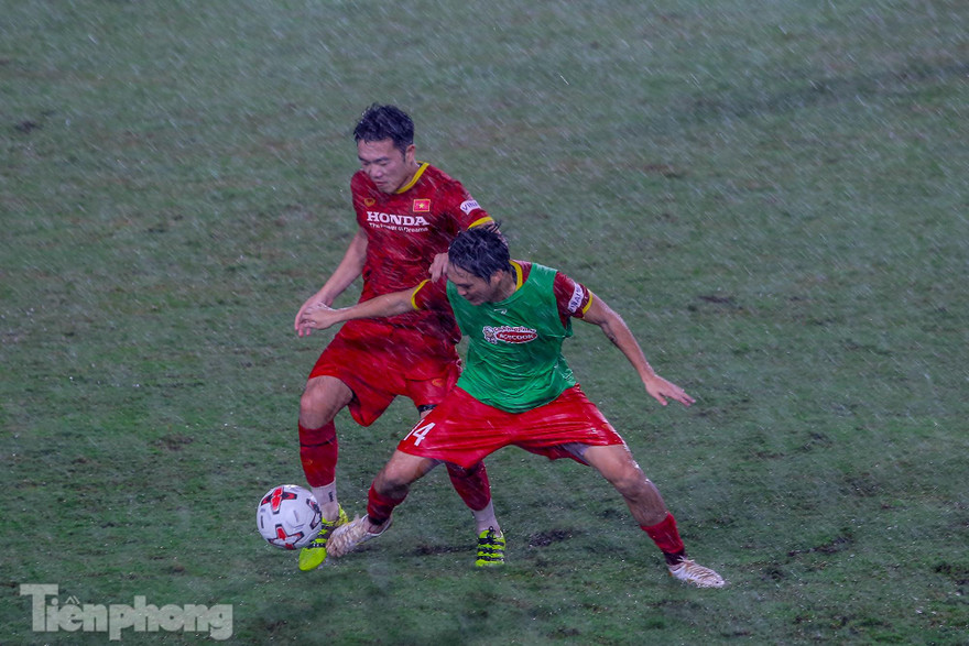 ĐT Việt Nam 'luyện công' dưới cơn mưa tầm tã