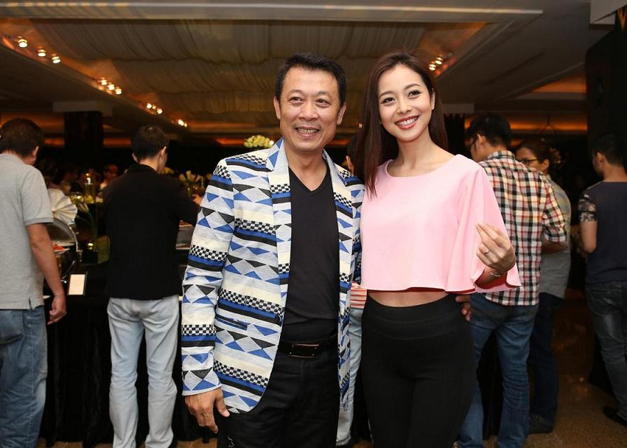 Jennifer Phạm diện trang phục khá cá tính croptop ngắn khoe khéo eo thon và quần quần legging màu đen.